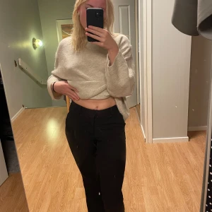 Svarta byxor - Säljer ett par svarta kostymbyxor. De är medelhöga och perfekta för både vardag och fest. Byxorna har en dragkedja och knapp framtill. Modellen heter Vilma