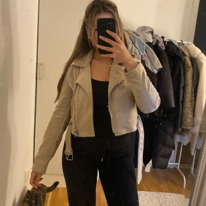 Mocka Jacka - Säljer en elegant mockajacka i utmärkt skick. Den är mjuk och bekväm, vilket gör den perfekt för både vardag och fest🤎🥥