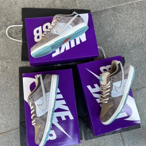 Nike Sb dunks ”Big money savings” - Trendiga Sb skor med unikt mönster och fina färger, snören tillkommer i blå och röd. Kvitto från junyard tillkommer! Kontakta mig vid frågor!