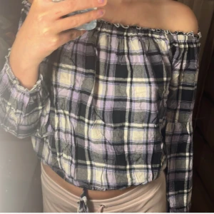 Rutig offshoulder top - Säljer en superfin rutig offshoulder topp med långa ärmar och en söt knytning i midjan🖤💜