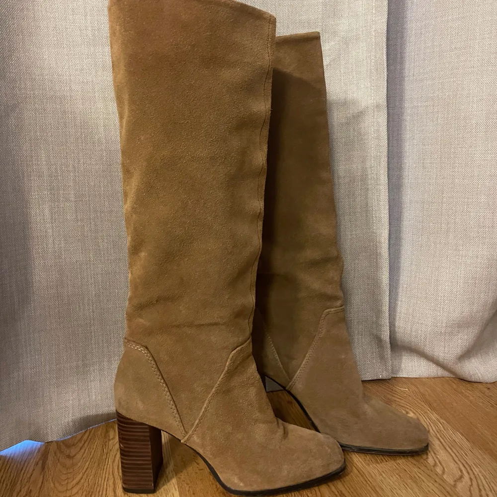 Bruna boots med klack i mocka. Använda fåtal gånger. Fint skick  Nypris 1200kr Storlek: 38. Skor.