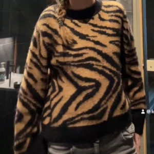 Stickad tröja - Stickad tröja i fint mönster, bra skick, från Hm🙌🙌