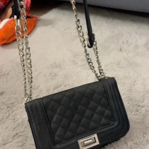 Axelremväska  - Aldrig använd, minns ej vart den är ifrån men tror Bohoo