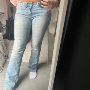 Pepe jeans - Lågmidjade pepe jeans, bootcut och soarsamt användna. Säljer då de är för små till mig. De säljs inte längre dörav priset.