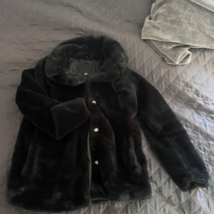 Fuskpälskappa - Svart fuskpälskappa, använd fåtal gånger.