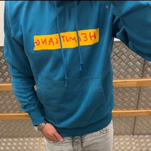 Helmut Lang hoodie - Helmut Lang hoodie med sjukt fett tryck, riktigt bra skick 9/10. Storlek M. 1499kr (Kan lösa alla storlekar om det önskas)