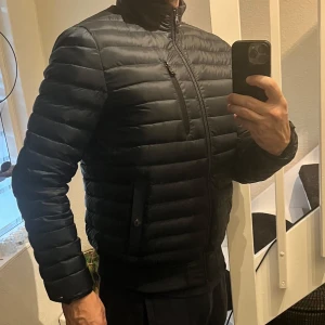 Tommy Hilfiger Dunjacka  - Fin lite lättare dunjacka från Tommy Hilfiger  Storlek L 