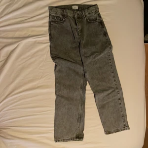 Grunt jeans - Säljer dessa grunt jeans inga defekter model loosefit