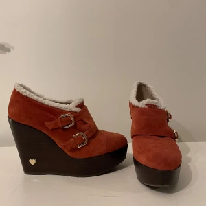 Mocka Boots från Moschino  - Använda endast en gång, super fint skick! Säljer på grund av för liten storlek. Materialet är mocka på utsidan och läder på insidan. Klackhöjd 11,5cm och platå 3,5cm. Bekväma och stabila att gå i! 