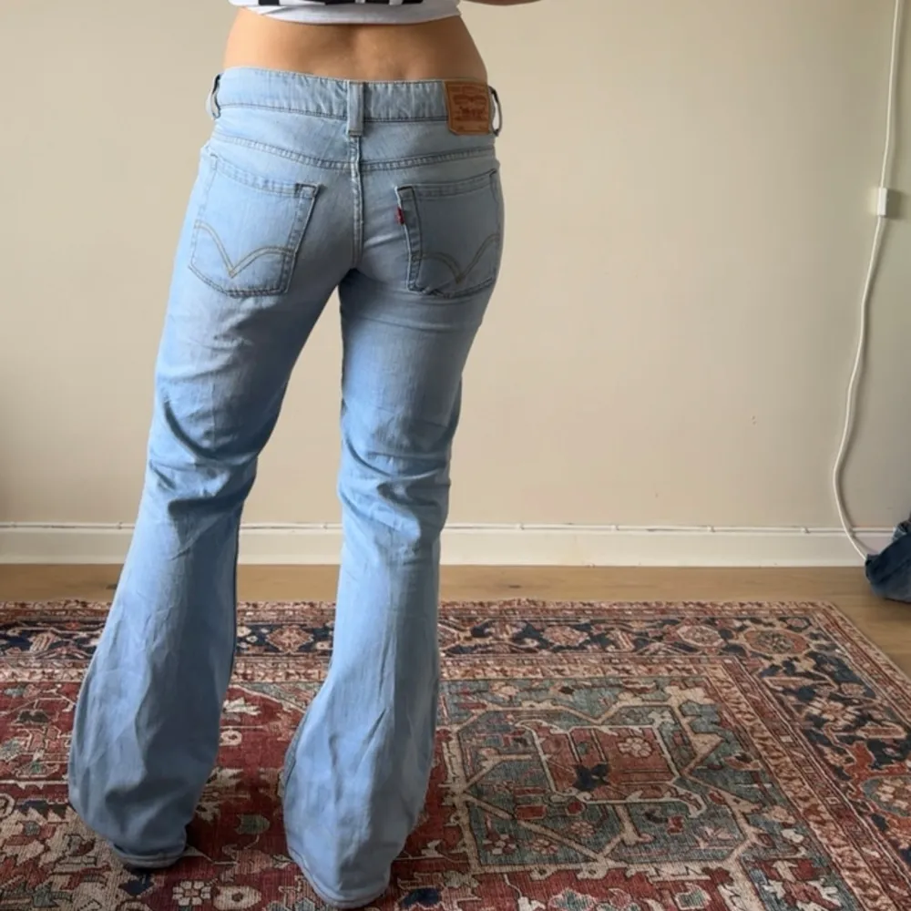 Snyggaste lågmidjade vintage levisen med bootcut. Innerbenslängden är ca 81 cm och midjemåttet är ca 82. Passar en 36/38.. Jeans & Byxor.