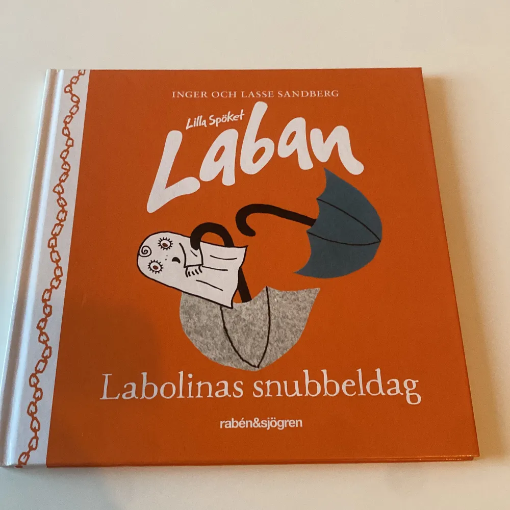 Denna bok är en del av serien om Lilla Spöket Laban och handlar om Labolinas snubbeldag. Den har en orange framsida med en illustration av ett spöke och ett paraply. Boken är en specialutgåva som delas ut på Max restauranger för att främja läsglädje bland barn i Sverige.. Böcker.