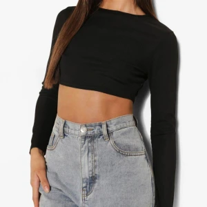 Long-sleeved cropped top - Basic croppad topp med långa ärmar.   Nyskick då den aldrig är använd. Lappen sitter kvar.     Sitter som XS, finns bild på storlek. Rekommenderar att du ej har stor byst 🥰