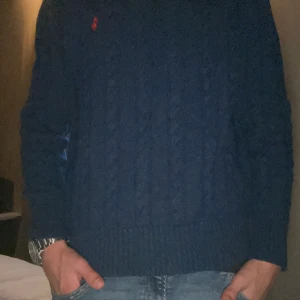 Kabelstickad, blå Ralph Lauren tröja - Den är storlek 170, jag är 170cm lång ish.  Skicket är väldigt bra den är exakt som när jag köpte den. 
