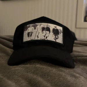 Velvet keps - Jätte snygg svart velvet keps från emilio pendenza för 550 kr använd endast 1 gång! 499kr men priset är inte hugget i sten