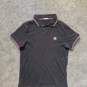 Moncler pike - Säljer nu denna moncler piken då den inte kommer till användning! Ganska bra skick storlek M men sitter mindre passar för någon runt 175🙌