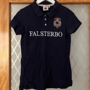 Piké tröja Falsterbo  - Falsterbo Horse Show/ GinaTricot piké i fint skick, storlek S. Pris kan diskuteras :)