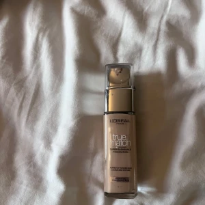 Loreal True Match - Enbart tagit 2 pump ur den! I färgen 2N, säljes då den ej kommer till användning och tycker det är synd den bara ska ligga och samla damm! Köptes för 215 så säljes för 120