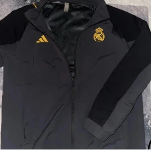 Real Madrid vind jacka - Köpte den denna vecka, men den var för liten så säljer den. Hör av dig om du är intresserad 