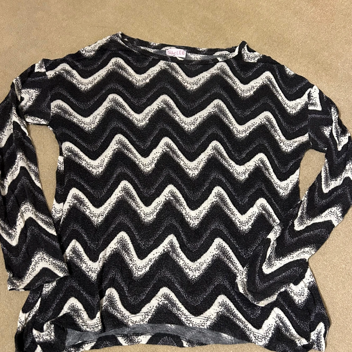 Svartvit mönstrad tröja från Skill