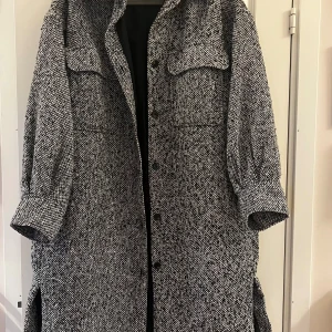 Kappa/ skjortkacka - Inte mycket använd Strl M, H&M Längd bak: 107 cm Köpare står för frakt