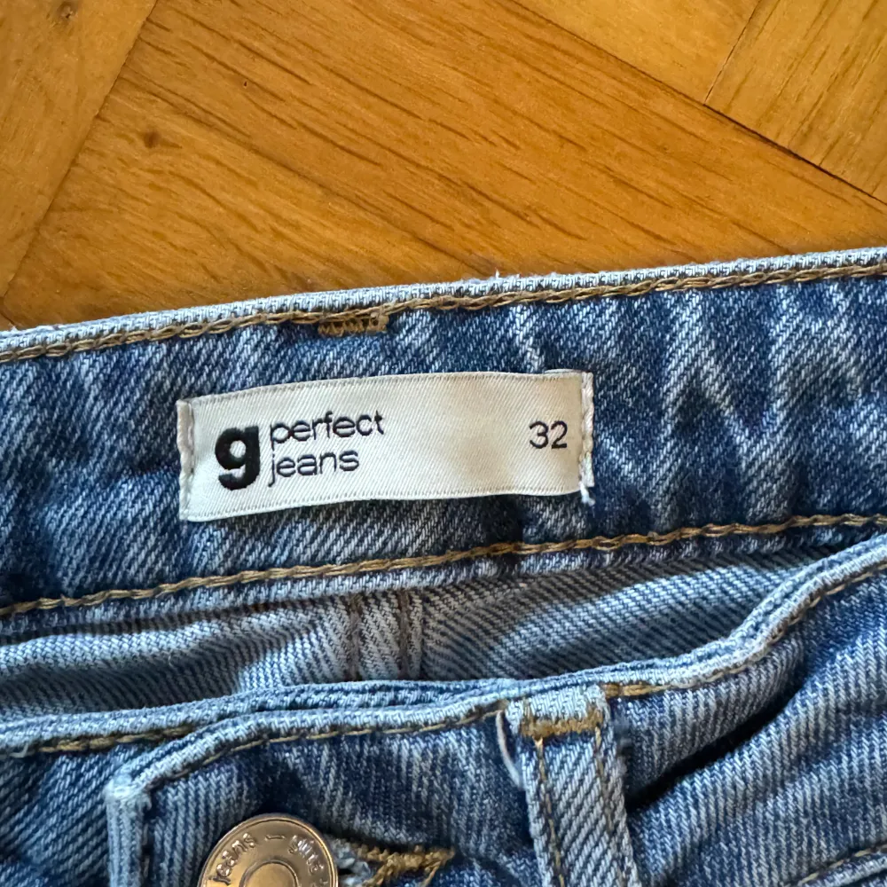 Högmidjade ljusblå jeans med slits i storlek 32 från Gina Tricot. Använda 2 gånger, väldigt bra skick.. Jeans & Byxor.