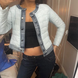 Dunjacka - Skitcool dunjacka med jeans inslag, knappt använd men köpt secondhand skicket är som på bilderna inga andra defekter. Jag är 175 och passar men skulle säga att den är mer en S än en M