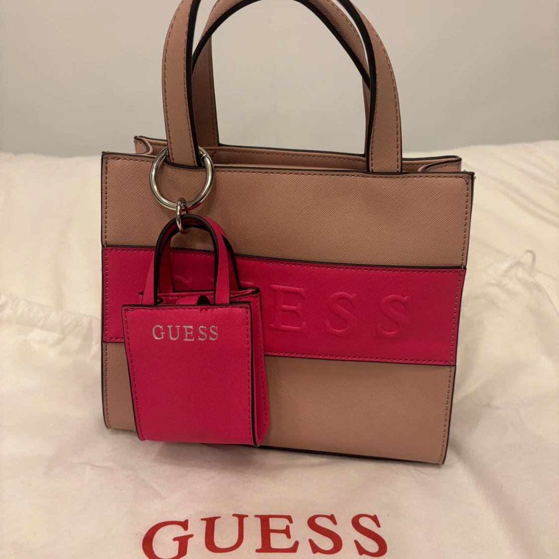 Beige och rosa handväska från Guess