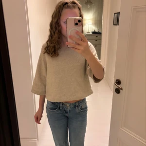 Trekvarts stickad tröja - Jag köpte denna tröja från Sellpy för ett tag sen men sedan dess inte riktigt använt den, så nu säljer jag den. Tröjan är i väldigt bra skick. Skriv för flera frågor!💕