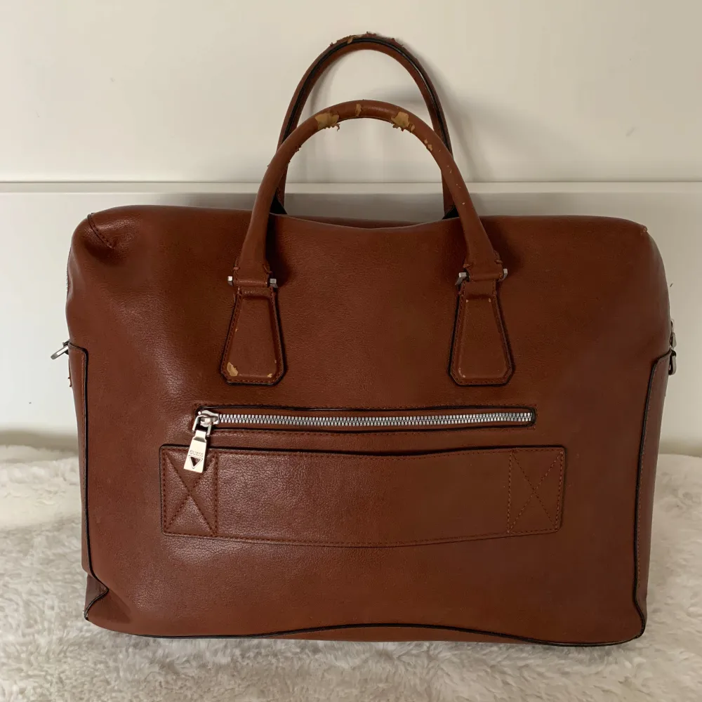 40 cm bred. 30 cm hög Från Guess🎀 Defekter finns på handtag (syns på bilderna) men utöver det är väskan i gott skick! Perfekt för skola eller arbete för datorn! . Laukut & Käsilaukut.