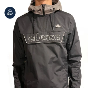 Ellesse Jacka - Säljer denna feta ellesse jacka perfekt nu till hösten. Skick: 6 / 10  två små hål i armhålorna men inget som synns vid andvändning därav priset Skiv vid frågor! 