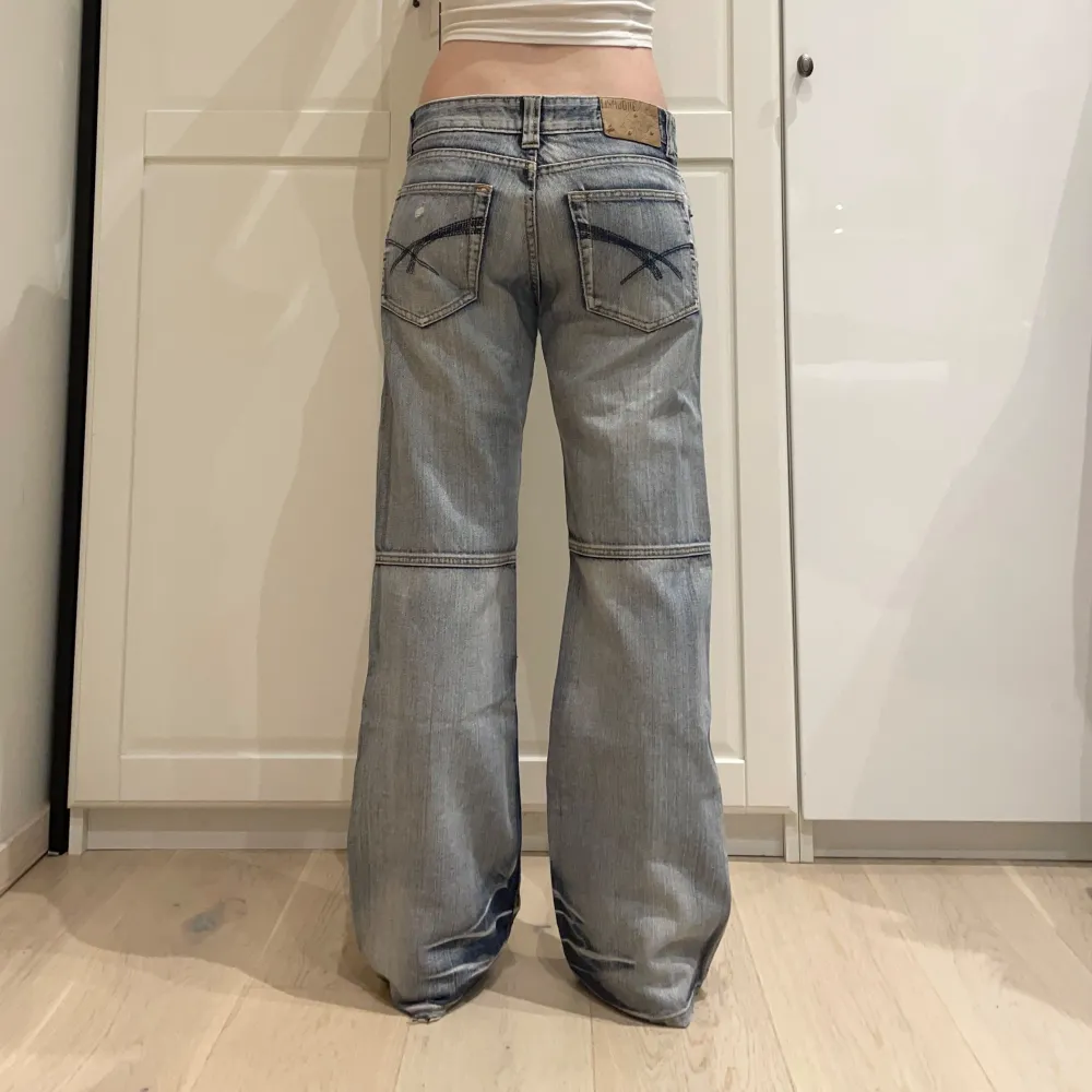 Midja 43 cm rakt över, total längd 102 cm och gren 26 cm💕 ja e 169 o xs-s o håller in lite i midjan. Jeans & Byxor.