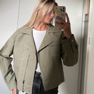 Zara jacka - Super fin grön skinnjacka med vita sömmar från zara i storlek S. Obs, första bilden lånad!