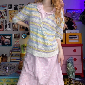 Söt randig tröja 2000-tal - Pastellfärgad randig tröja med trekvarts ballongärm från Vila, tidigt 2000-tal. Använd men fint skick. Jag på bilden är 162 och har vanligtvis xs. Hör av dig om du undrar något!🌼