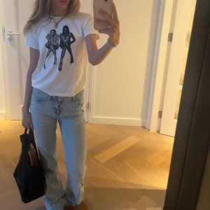 Kate Moss & Naomi Campbell babytee - Baby tee med naomi campbell och kate moss från in print we trust köpt för 350kr (lånade bilder) knappt använd skicka meddelande om du vill ha mer bilder, kan mötas upp i sthlm 