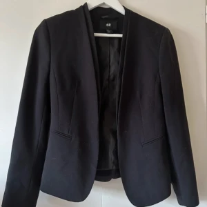 Damkavaj - Damkavaj från HM med axelvaddar.  Litet hål högst upp på kavajen.  Annars fint 