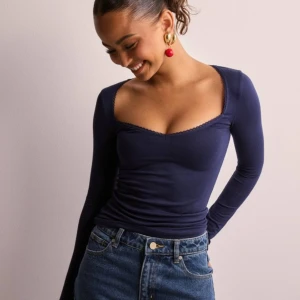 Romance Shape LS top  - Mörkblå topp från Nelly, endast testad, prislapp kvar❤️. Nypris 199. 