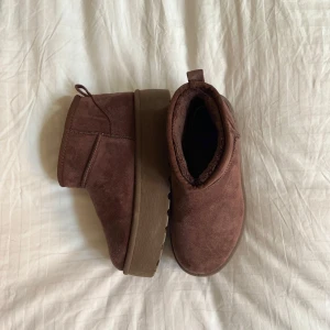 Vinterskor, plattform - Höga Uggs liknande skor i storlek 37. Sulan är ungefär 4,5 cm hög. Mocka liknande material på utsidan. Köpta på Vinted. 