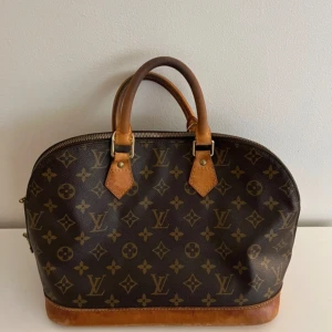 Louis Vuitton Alma väska  - En super fin Lv väska, självklart äkta! Har kvitto, serienummer ❤️  Längst ner så är den lite fläckig men fortfarande bra skick, skriv för fler bilder. KOLLAR ENDAST INTRESSET