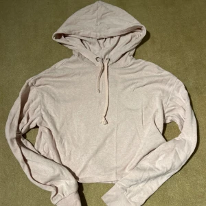 Ljus rosa croppad hoodie från H&M Divided - Säljer en supermjuk och bekväm ljus rosa croppad hoodie från H&M Divided. Perfekt för en avslappnad stil med långa ärmar och justerbar huva. Passar perfekt till både jeans och leggings. Perfekt för höstmys! 🍂