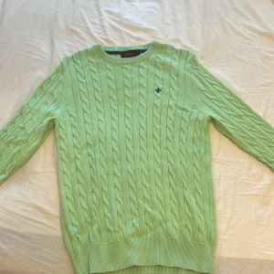 Äkta Morris stickad tröja grön - Äkta Morris stickad tröja grön, storlek M , knappt använd, köpt på NK utan kvitto då det var en present.   Använt 2 gånger bara för den är för liten 