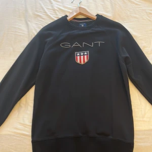 Äkta Gant svart tröja  - Äkta Gant tröja , storlek M. Bra skick 10/10. Oanvänd pågrund av storlek. Present. Inget kvitto eller box. 