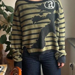 Cool tröja  - Cool mörk grön tröja som är Cropt , strl : S  Pris kan diskuteras och om du har någon fråga är det bara att kontakta 