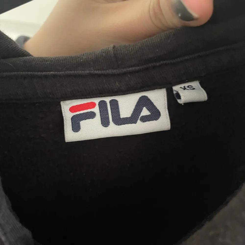 En gammal Fila hoodie som inte längre kommer till användning. Tryck fram och på båda armarna, i bra skick utöver att den är lite urtvättad. Pris kan diskuteras.  Skriv för fler bilder eller frågor! . Hoodies.