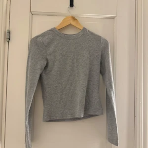 Långärmad tröja - Väldigt fin o mysig tröja. Används inte längre, men är som ny. 