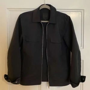 Overshirt jacka - Elvine overshirt jacka. Storlek S. Nypris 2200kr. Säljs för 600kr, öppen för bud.