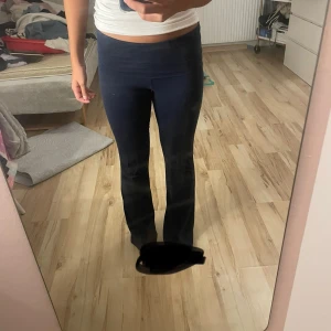 Marinblåa yoga pants - Säljer mina jätte fina yoga pants pga dom är för tajta,Som används ett fåtal gånger.Som nya i  storlek xs💕
