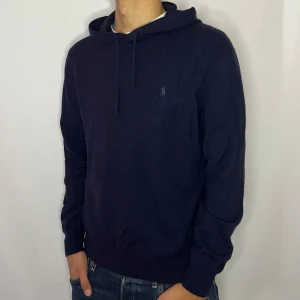 Ralph lauren Kashmir hoodie  - Tjena! Säljer nu denna extremt snygga 100% Kashmir hoodien som är ifrån Ralph lauren• Skick 9/10 • Storlek M passar M/S• Modellen på bilden är 182cm • Vårt pris : 2499kr • Hör gärna av er via pm vid frågor eller funderingar;