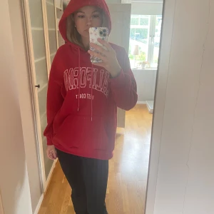 Röd Hoodie  - En härlig och oversize hoodie som är jätte skön och mysig.  Den är i använt skick och är lite noppig. Säljer då den aldrig kommer till användning ❤️ Perfekt som hemma-myshoodie 