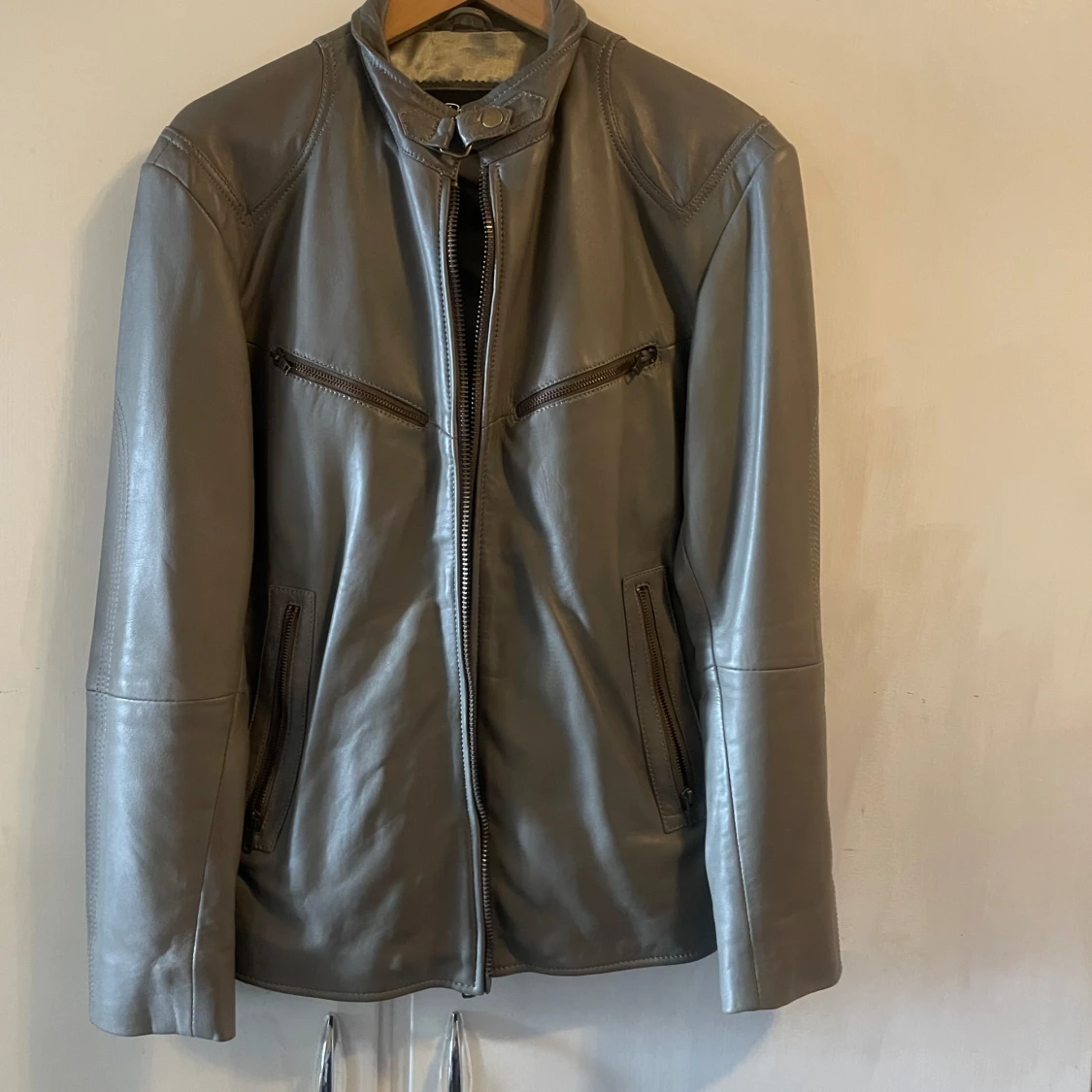 Läderjacka i mc-modell 