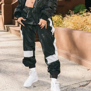 Track pants - Svart/vita track popper pants från från Pretty Little Thing Karl Kani edition. Knappt använda!